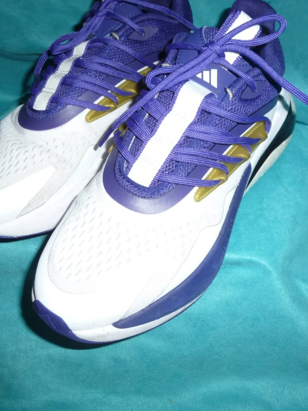 Adidas AlphaBoost V2 NCAA Pack Washington 7.5-7 1/2 white/gold/purple $129
